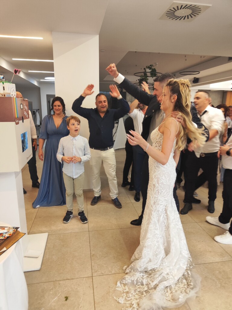 il photoboot di un matrimonio che viene utilizzato da una sposa