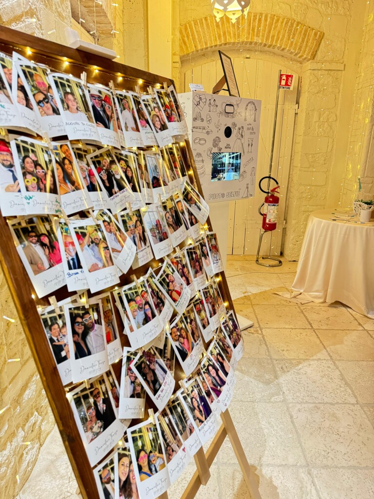 idea originale per matrimonio dove c'e un espositore e chi ospiti lasciano una foto appesa al espositore